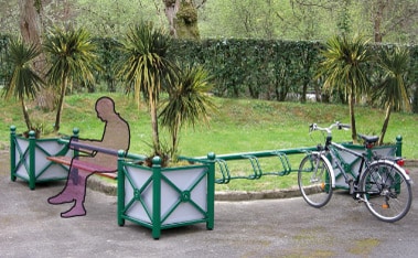 Support cycles JARDIVELO pour vélo aménagement urbain entre deux jardinières mobilier pour collectivités
